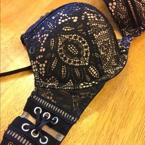 Victoria Secret Bombshell Add-2-Cups Push Up Bra.